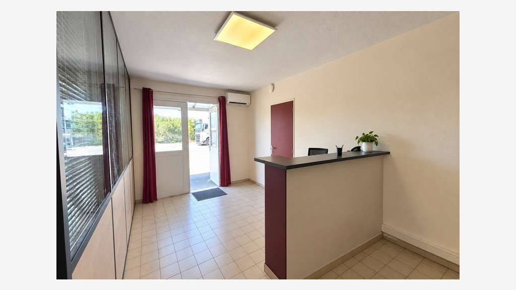Local d'activité 740m² à louer PAE La Baume