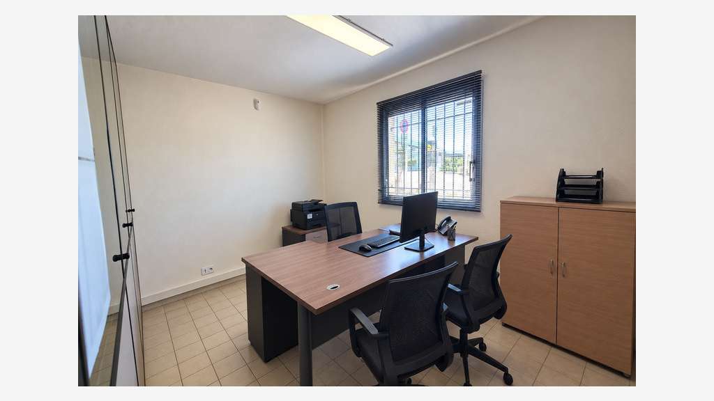 Local d'activité 740m² à louer PAE La Baume
