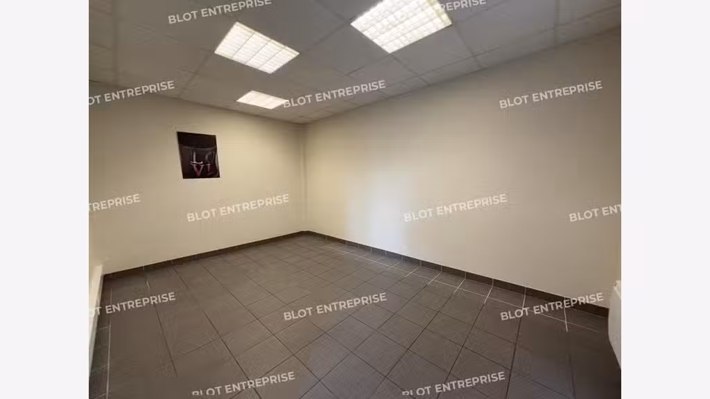 Locaux d'activités 334m² à louer à Bouaye