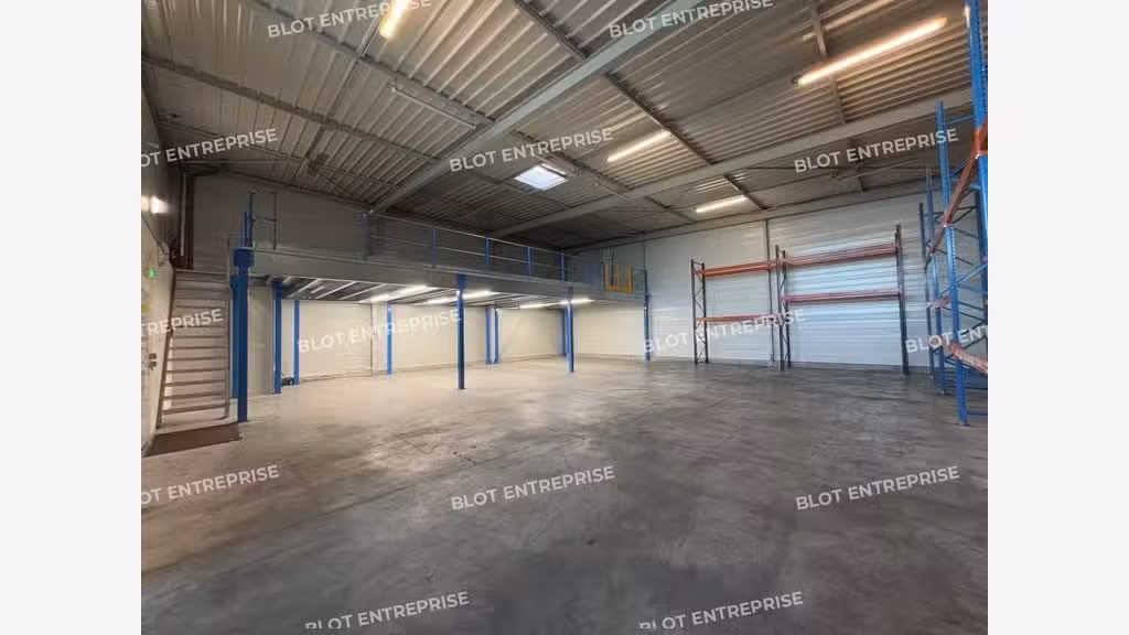 Locaux d'activités 334m² à louer à Bouaye