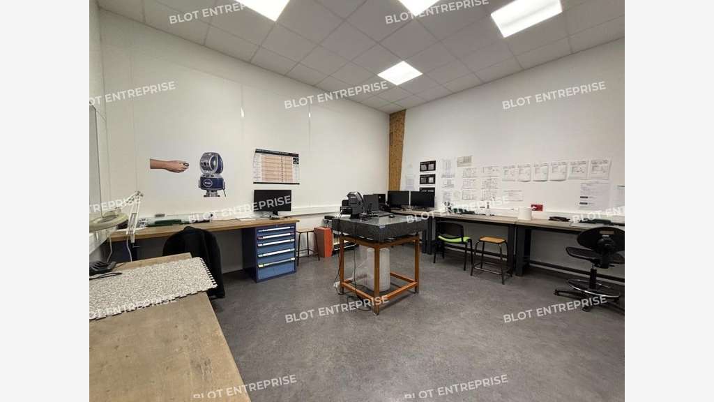 A louer locaux d'activités 356m² à Bouguenais