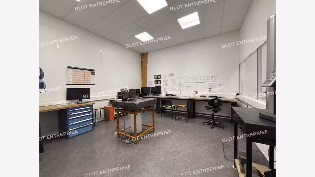 A louer locaux d'activités 356m² à Bouguenais