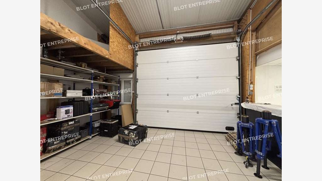 A louer locaux d'activités 356m² à Bouguenais