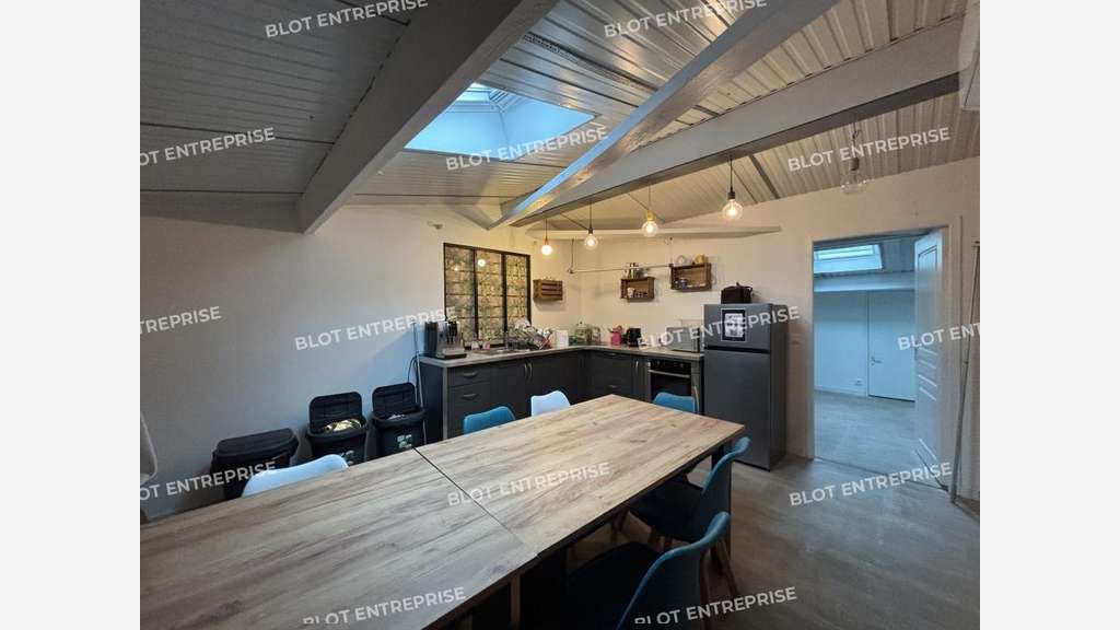 A louer locaux d'activités 356m² à Bouguenais