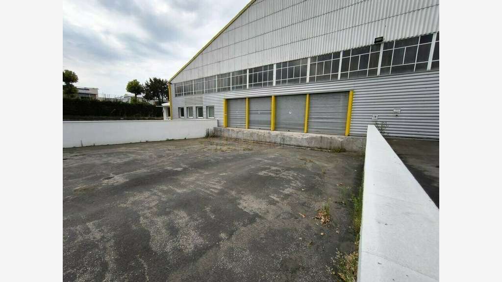 Local d'activité 3060m² à louer à Brive