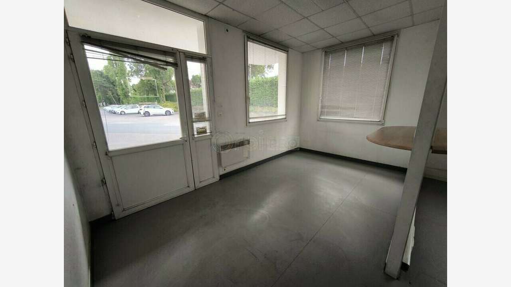 Local d'activité 3060m² à louer à Brive