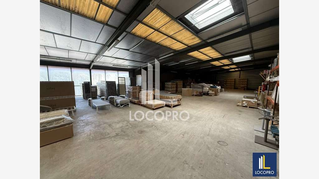 Location local d'activité 2102m² à Cannes