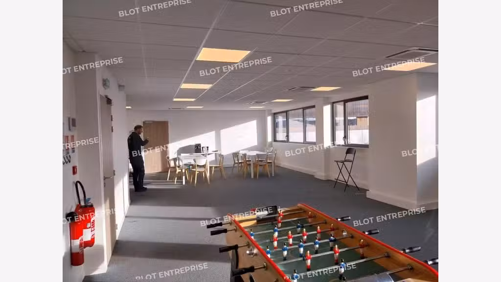 A louer locaux d'activités 1034m² à Carquefou