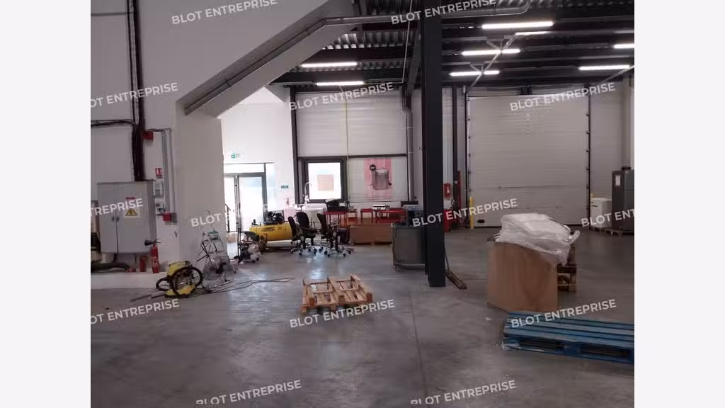 A louer locaux d'activités 1034m² à Carquefou