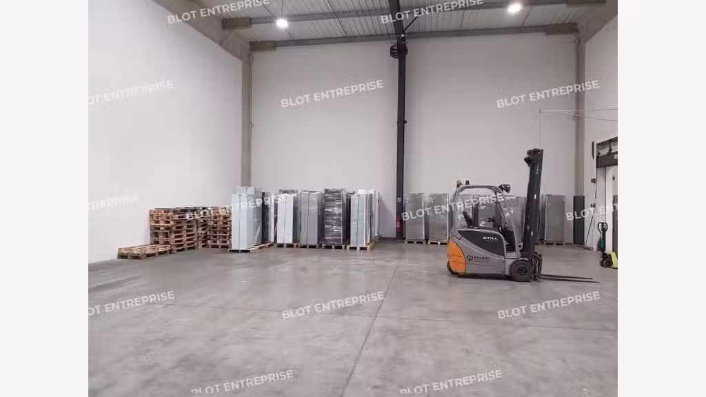 A louer locaux d'activités 1034m² à Carquefou