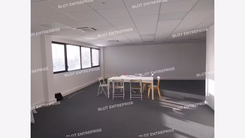 A louer locaux d'activités 1034m² à Carquefou