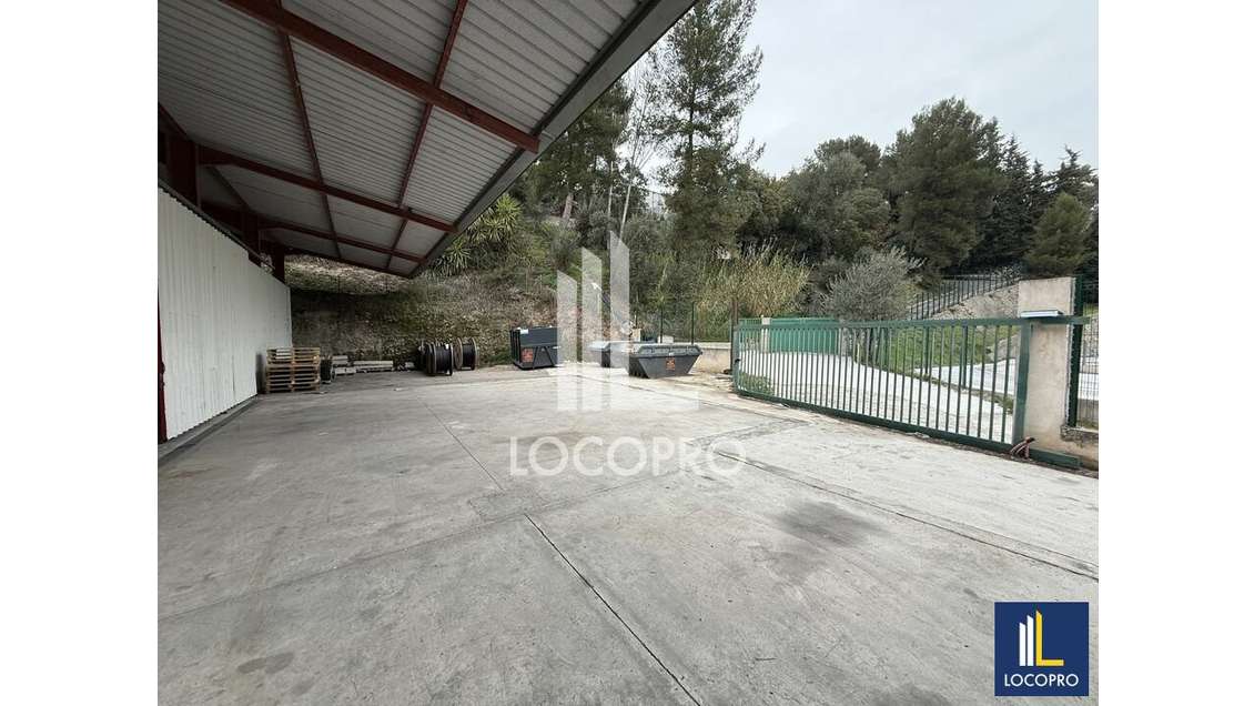 A louer local d'activité 1200m² à Carros