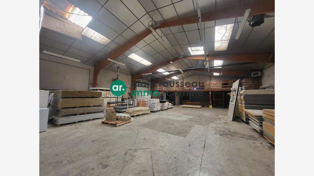 A louer local 286m² + mezzanine 67m² à Chalonnes