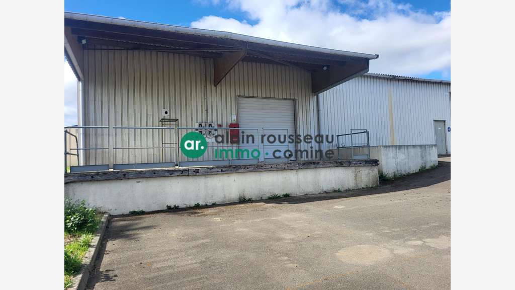 A louer local 286m² + mezzanine 67m² à Chalonnes