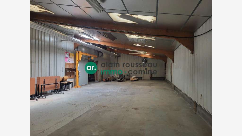 A louer local 286m² + mezzanine 67m² à Chalonnes