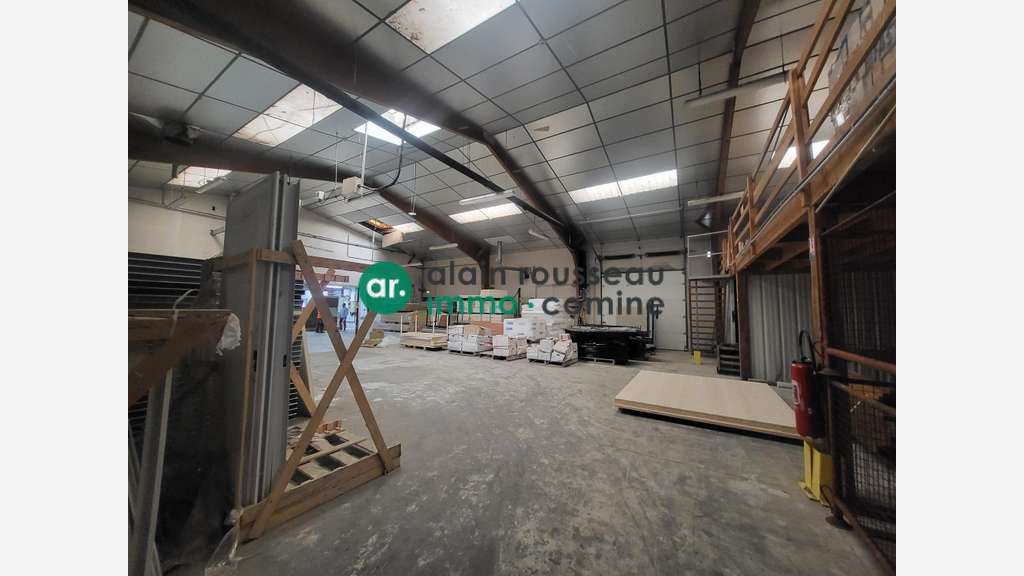 A louer local 286m² + mezzanine 67m² à Chalonnes