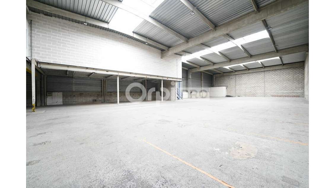 A louer local d'activité 1680m² à Chassieu