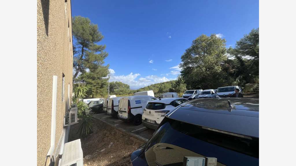 A louer entrepôt + bureaux 1 200m² à Vallauris