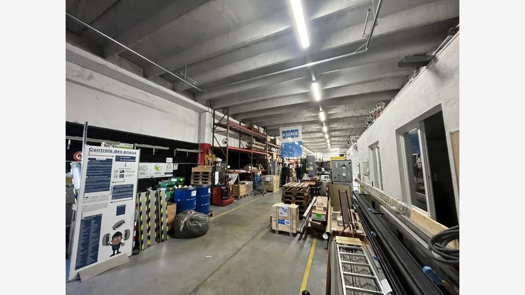 A louer entrepôt + bureaux 1 200m² à Vallauris