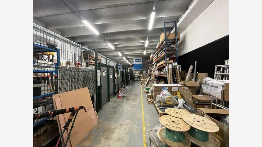 A louer entrepôt + bureaux 1 200m² à Vallauris