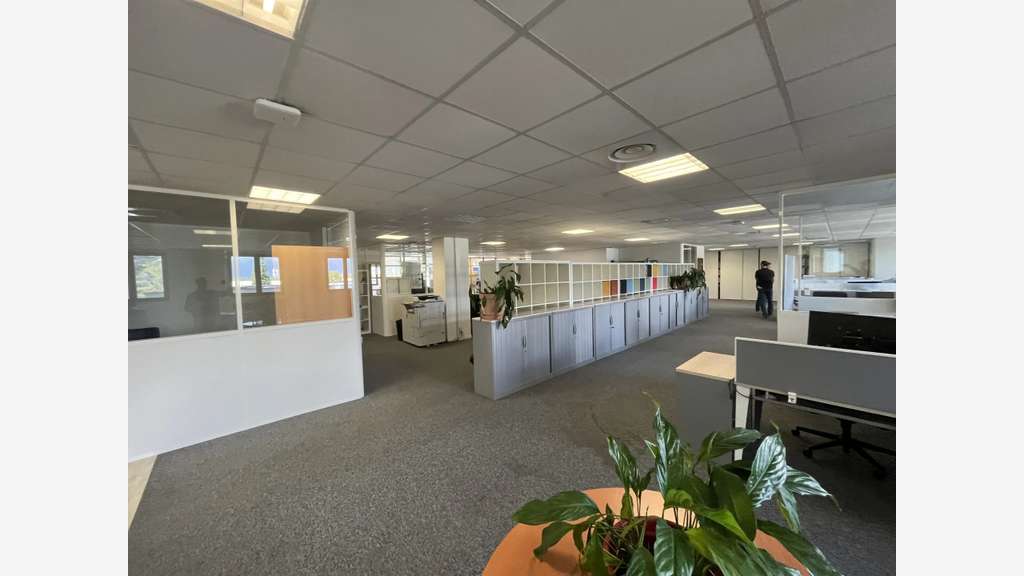 A louer entrepôt + bureaux 1 200m² à Vallauris