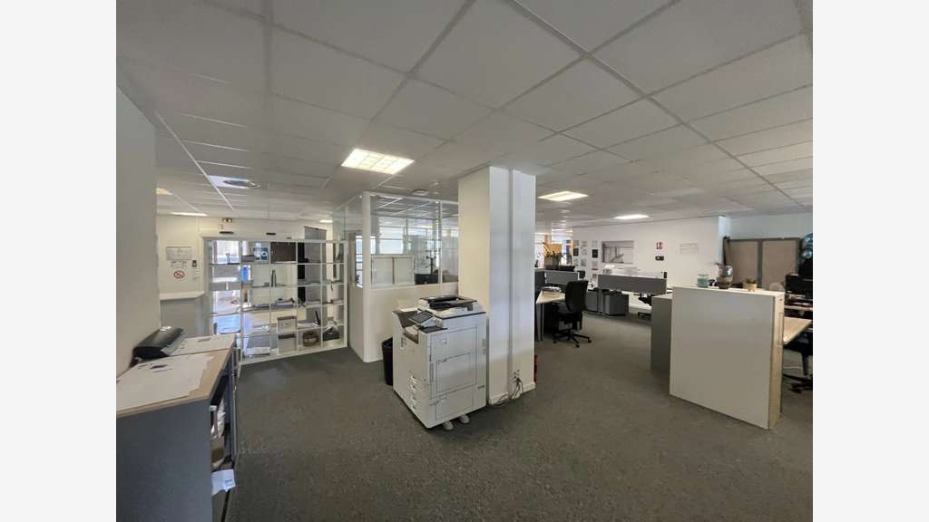 A louer entrepôt + bureaux 1 200m² à Vallauris