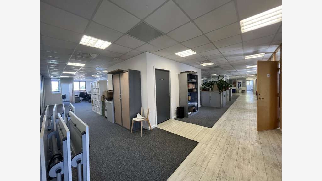 A louer entrepôt + bureaux 1 200m² à Vallauris