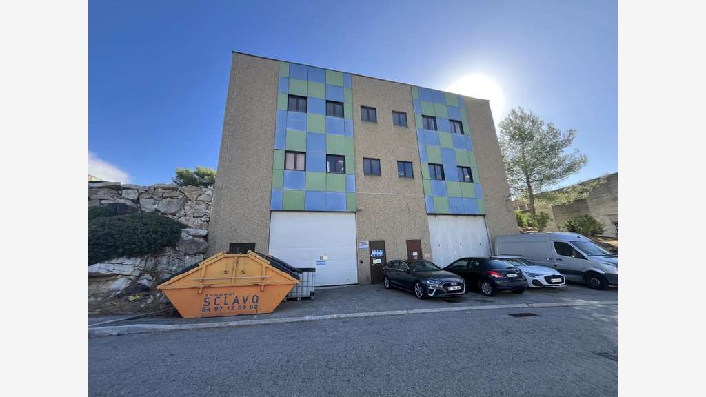 A louer entrepôt + bureaux 1 200m² à Vallauris