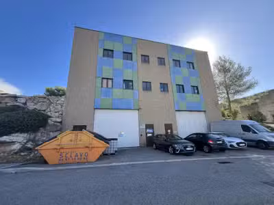 A louer entrepôt + bureaux 1 200m² à Vallauris