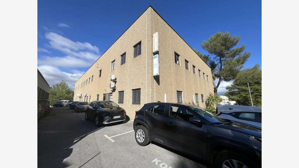 A louer entrepôt + bureaux 1 200m² à Vallauris