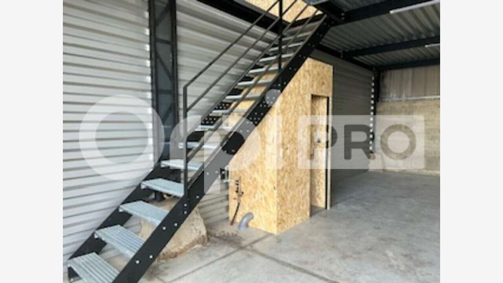 A louer local d'activité 100m² Civrieux en Dombes