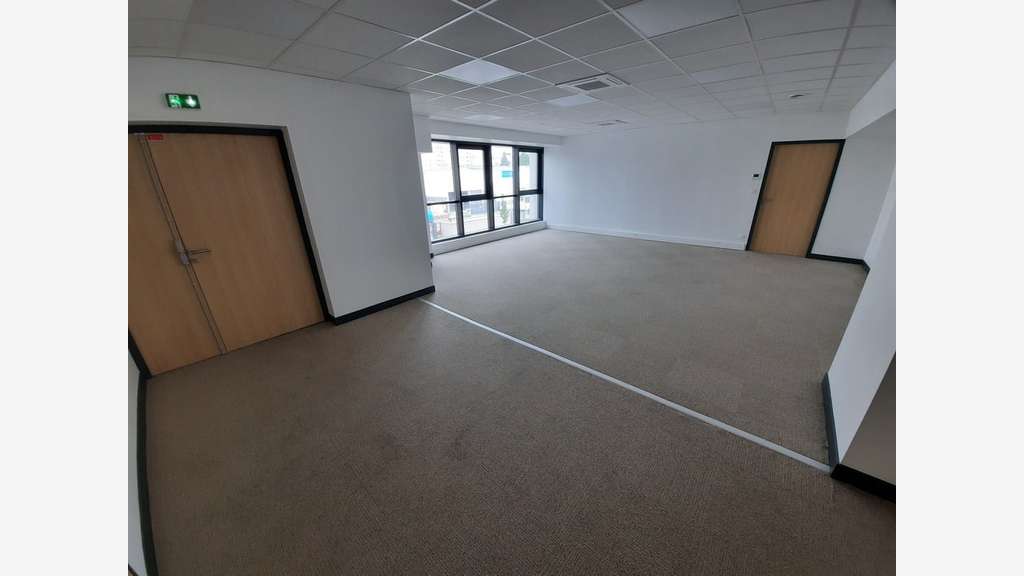 À Louer local d'activités de 832m² à Colombes  