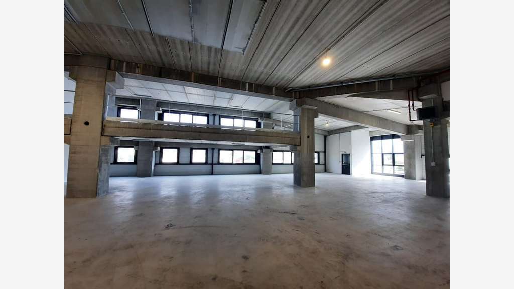 À Louer local d'activités de 832m² à Colombes  