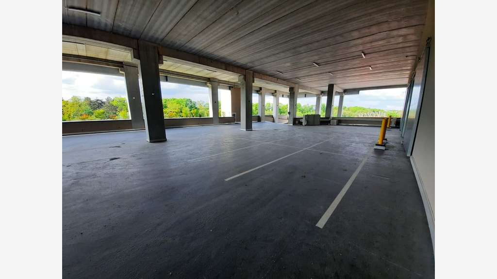 À Louer local d'activités de 832m² à Colombes  