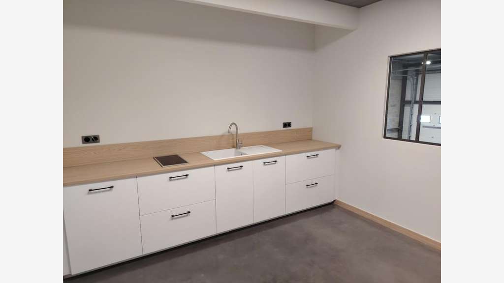 A louer local mixte avec showroom ZI En Jacca