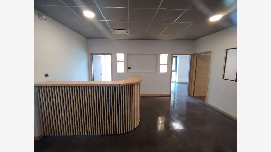 A louer local mixte avec showroom ZI En Jacca