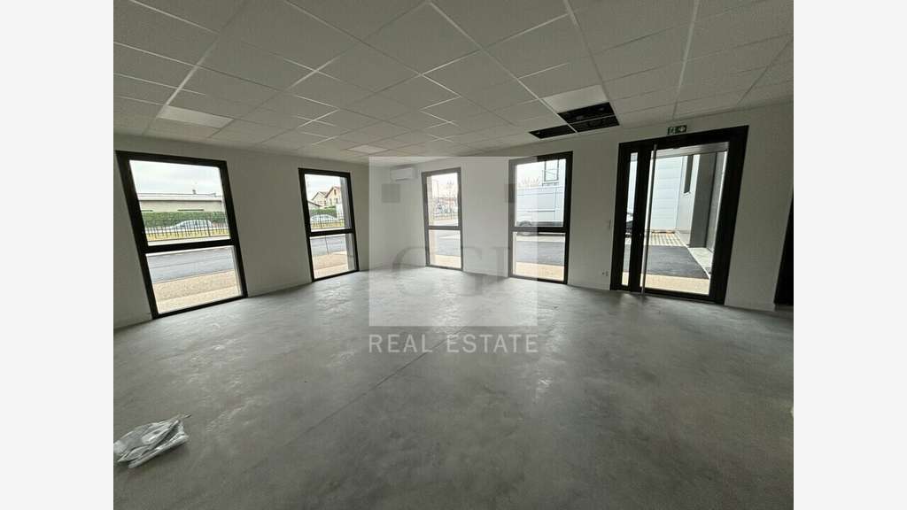 Local activité 1080m² à louer ZI Décines-Charpieu