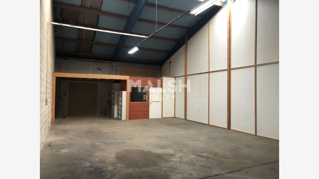 Loue local d'activité de 267m² à Decines Charpieu