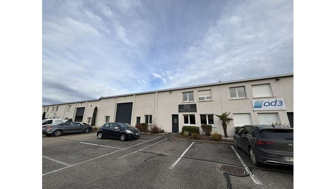 Local d'activité 583m² à louer à Décines-Charpieu