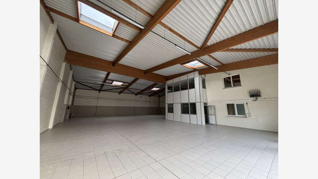 Local d'activité 583m² à louer à Décines-Charpieu