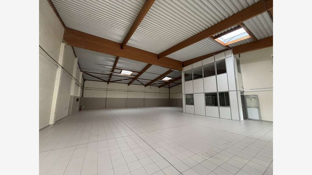 Local d'activité 583m² à louer à Décines-Charpieu