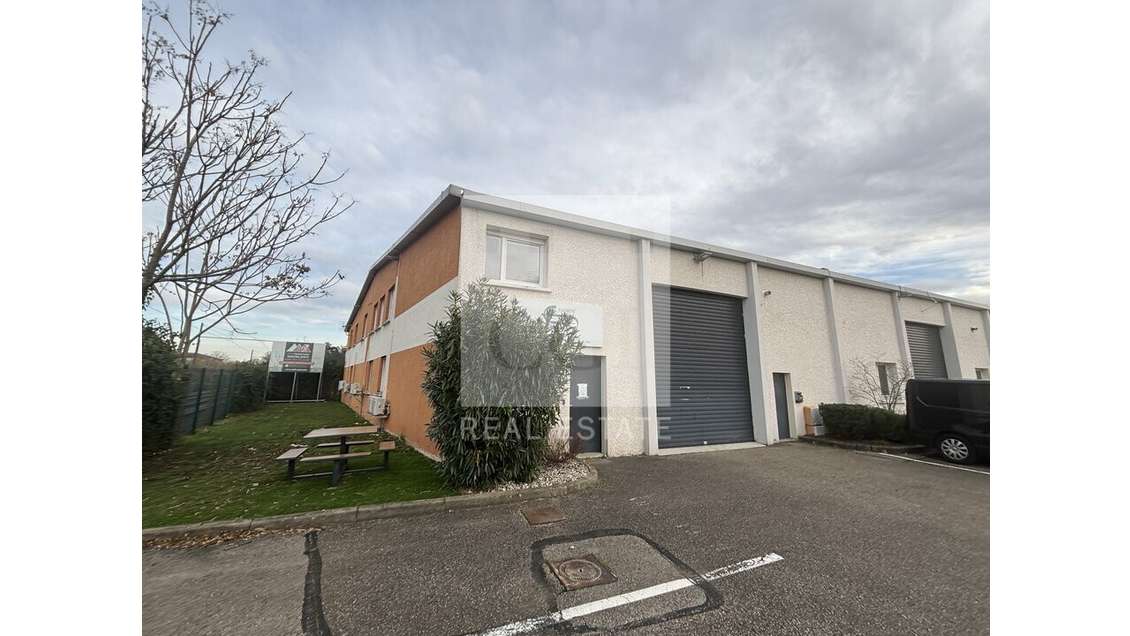 Local d'activité 540m² à louer à Décines-Charpieu