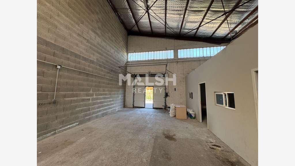 Local d'activités 215m² à louer à Décines-Charpieu