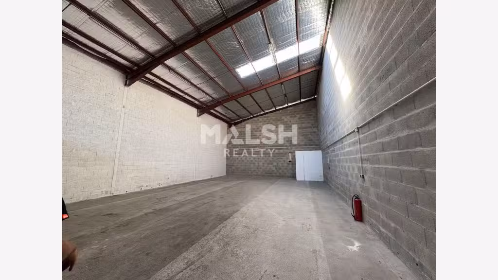 Local d'activités 215m² à louer à Décines-Charpieu