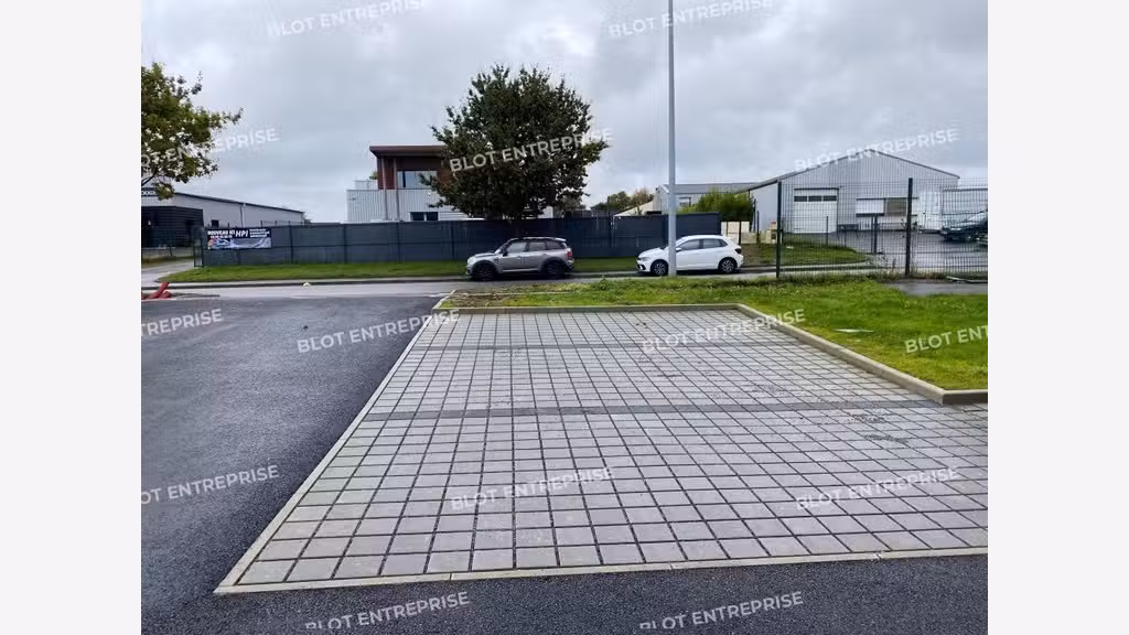 A louer locaux d'activités 125m² ZA de Dinard