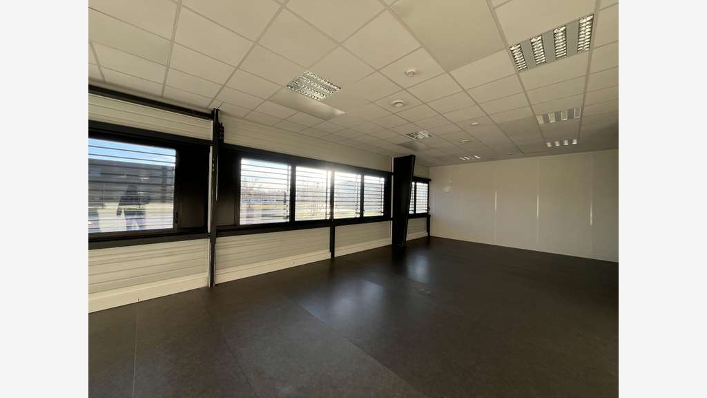 Local 2486m² à louer à Élancourt ZAC Clé St Pierre