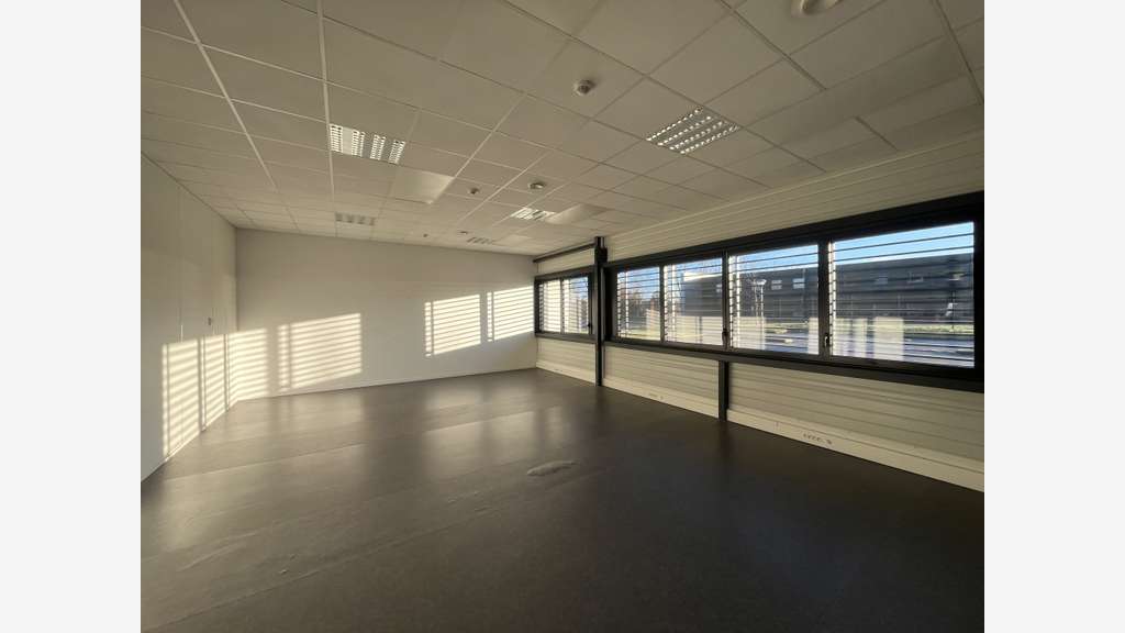 Local 2486m² à louer à Élancourt ZAC Clé St Pierre