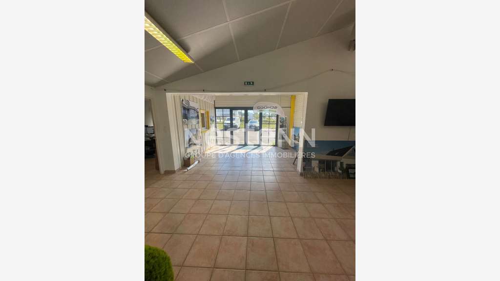 Local d'activité 326m² à louer à Elven RN165