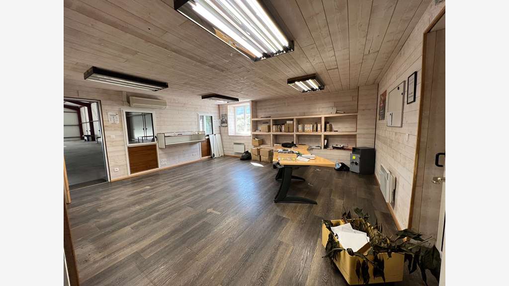 Loue local d'activité de 650m² à Chemille en Anjou