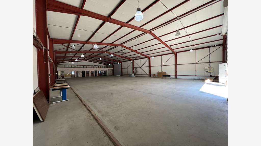 Loue local d'activité de 650m² à Chemille en Anjou
